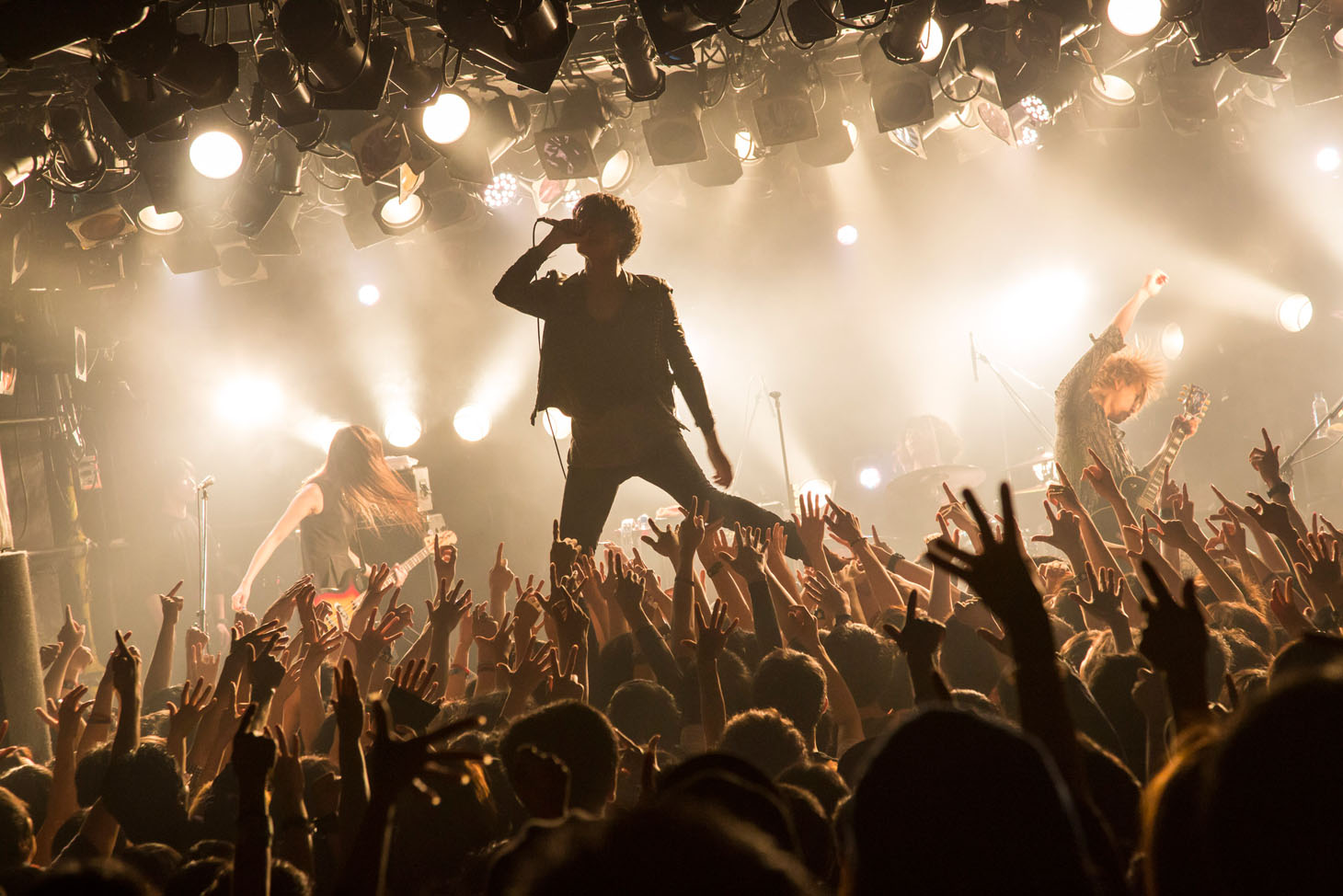 a flood of circle「New Album "a flood of circle" Release Special Party -アオキテツ正式加入式典-」の様子。（撮影：新保勇樹）