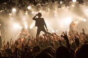a flood of circle「New Album "a flood of circle" Release Special Party -アオキテツ正式加入式典-」の様子。(撮影:新保勇樹)