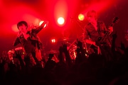 a flood of circle「New Album "a flood of circle" Release Special Party -アオキテツ正式加入式典-」の様子。(撮影:新保勇樹)