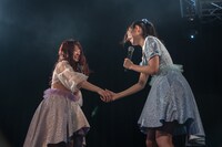 レナと固い握手を交わすユーナ。（撮影：林晋介）