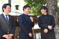 談笑する松田龍平（中央）、野田洋次郎（右）と瀬川晶司五段。