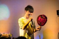 「大好き」と書かれたうちわを掲げる藤井隆。