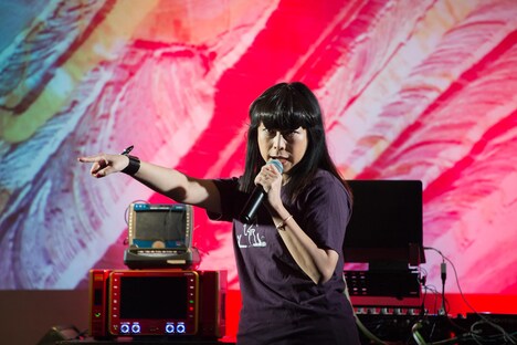 「運命のリビルド」を披露する椿鬼奴。