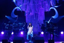 アコースティック編成で「蒼のエーテル」を歌う中島愛。（撮影：小境勝巳）