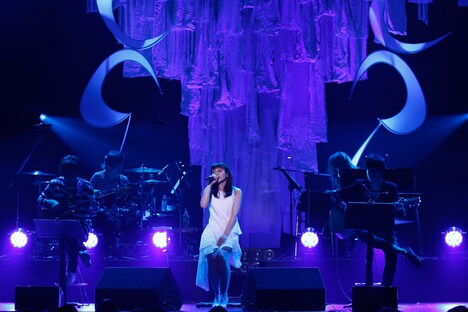 アコースティック編成で「蒼のエーテル」を歌う中島愛。(撮影:小境勝巳)