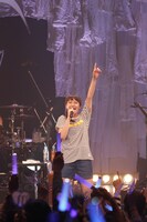 ボーダーシャツで元気にアンコールのステージに登場した中島愛。（撮影：小境勝巳）