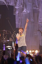 ボーダーシャツで元気にアンコールのステージに登場した中島愛。（撮影：小境勝巳）