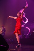 真っ赤なドレスに着替えた中島愛。（撮影：小境勝巳）