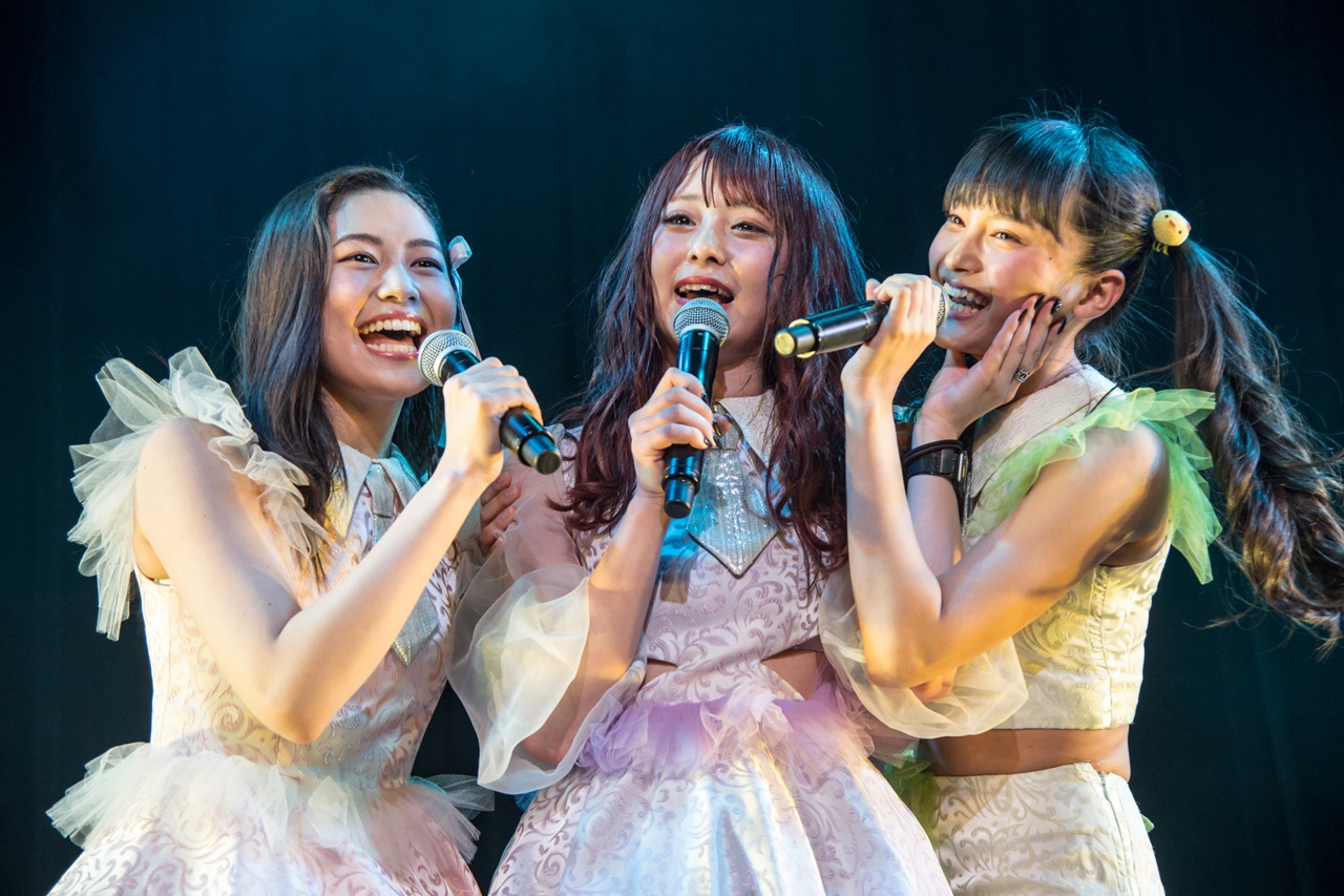 左からアンナ、レナ、リーナ。（撮影：林晋介）