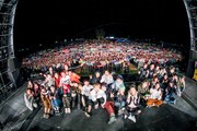 「YON FES 2018」2日目公演終了後の記念写真。（Photo by Viola Kam[V'z Twinkle]）