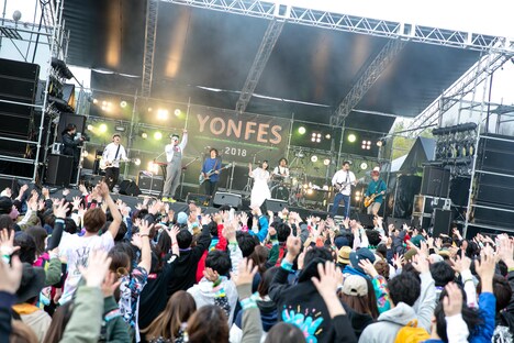 フレンズのステージに04 Limited SazabysのHIROKAZ(G)とRYU-TA(G, Cho)が参加した様子。(Photo by Taku Fujii)
