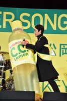 巨大な「C.C.レモン」のボトルを運ぶ松岡修造。