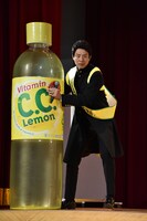 巨大な「C.C.レモン」のボトルを置く松岡修造。