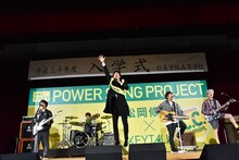 東京・杉並学院高等学校の入学式で「Cheers!」を披露する松岡修造とKEYTALK。