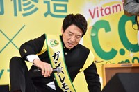 起き上がる松岡修造。