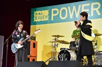 首藤義勝（Vo, B）に問いかける松岡修造（右）。