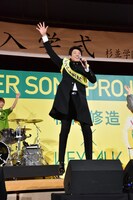 「シュワっと」の振り付けをレクチャーする松岡修造。