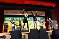 新入生を交えて振り付けをレクチャーする松岡修造とKEYTALK。