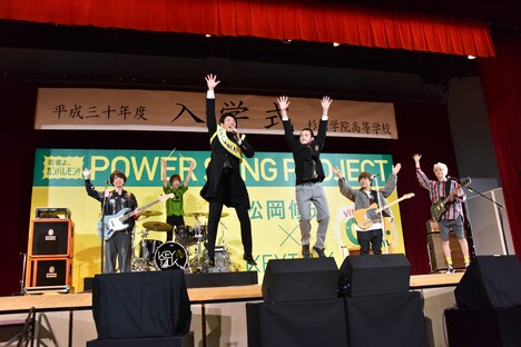 新入生を交えて振り付けをレクチャーする松岡修造とKEYTALK。