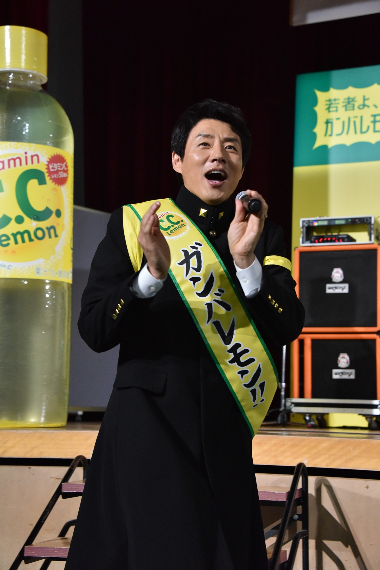 ステージから下りてきた松岡修造。