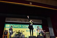 東京・杉並学院高等学校の入学式で「Cheers!」を披露する松岡修造とKEYTALK。