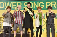 松岡修造（中央）とKEYTALK。