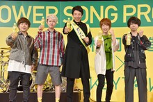 松岡修造（中央）とKEYTALK。