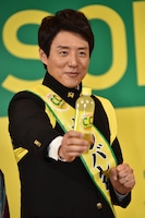 「C.C.レモン」を持った松岡修造。