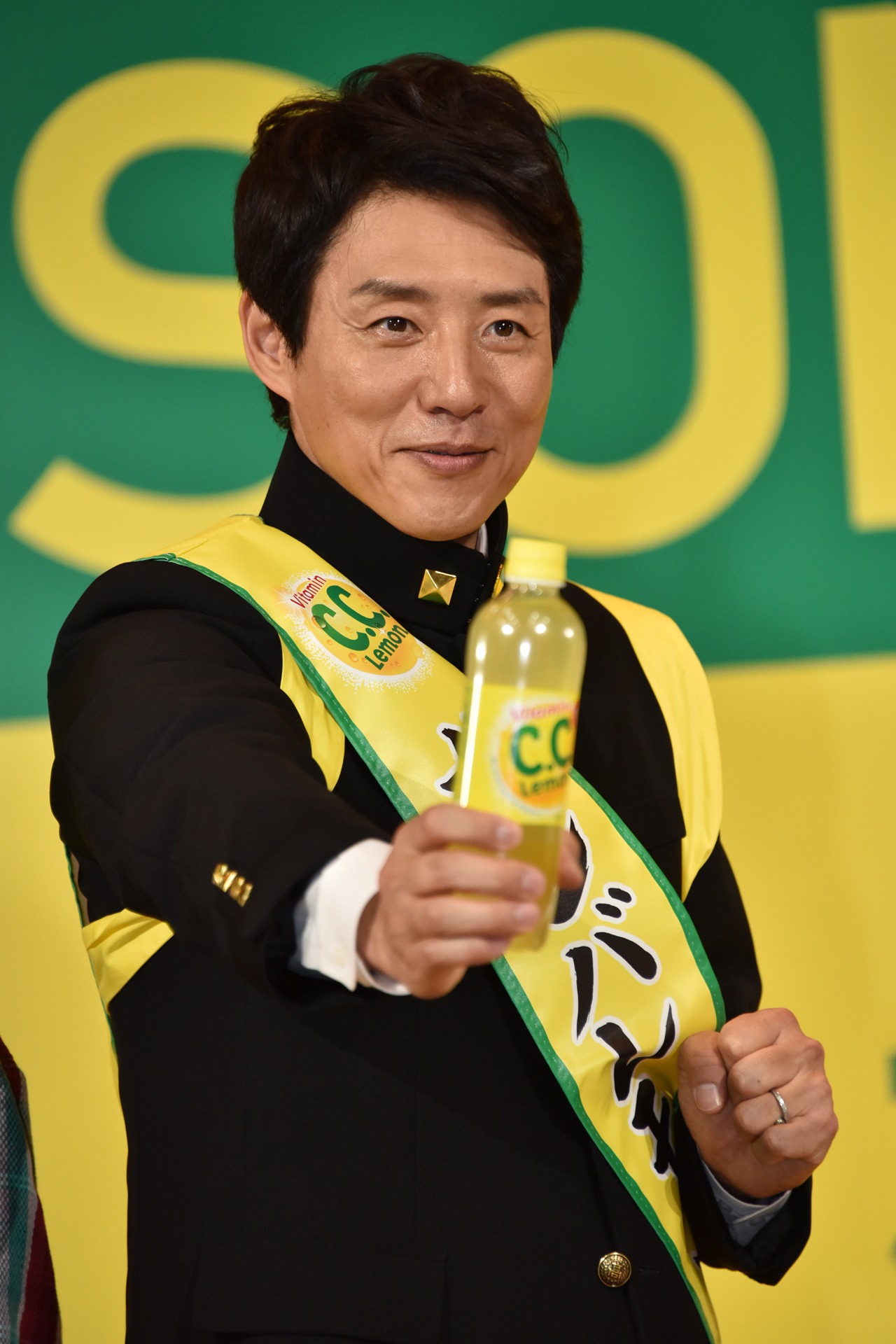 「C.C.レモン」を持った松岡修造。