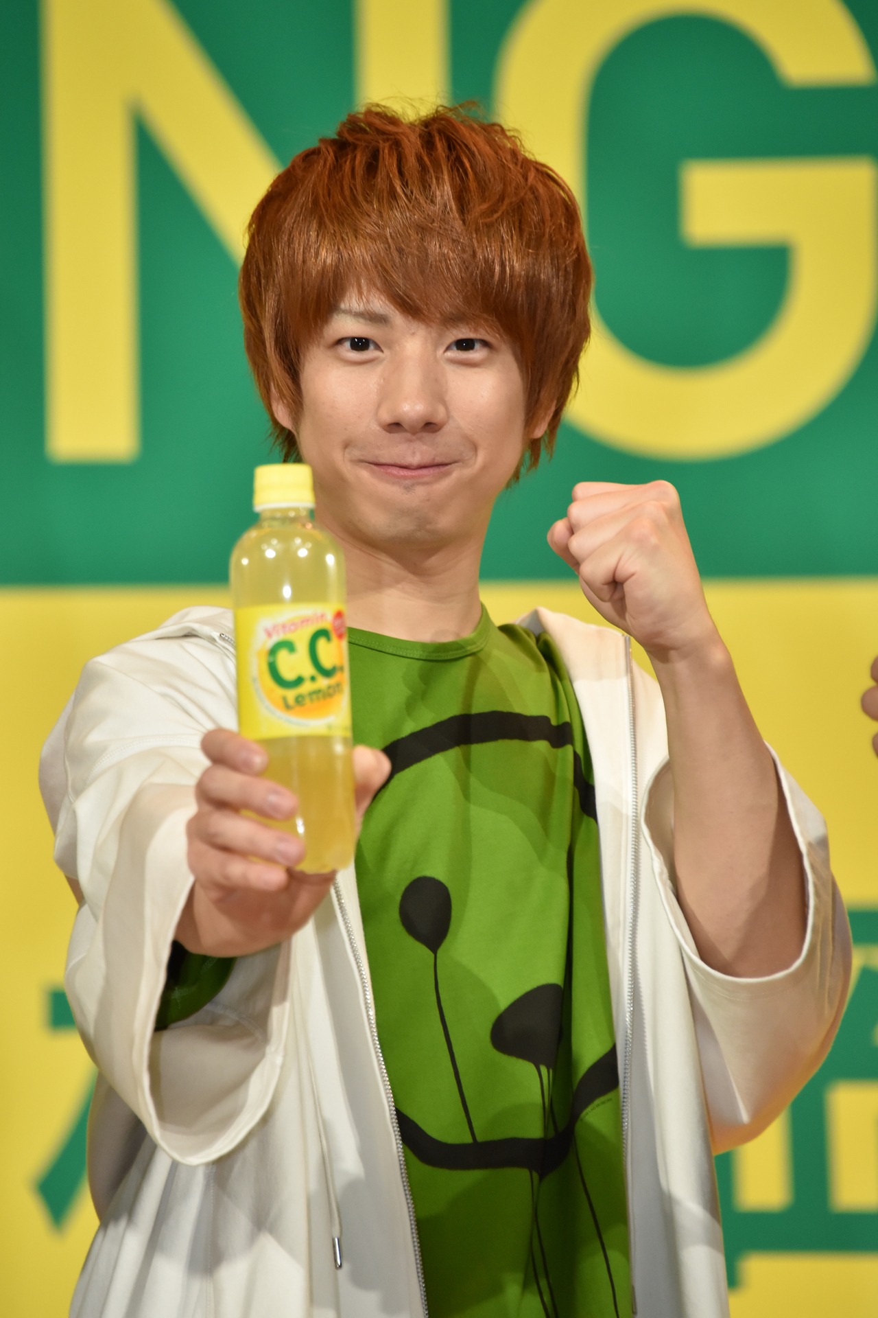 「C.C.レモン」を持った八木優樹（Dr, Cho）。