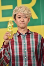 「C.C.レモン」を持った小野武正（G, Cho）。