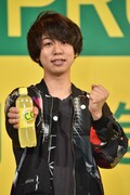 「C.C.レモン」を持った首藤義勝（Vo, B）。