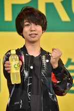 「C.C.レモン」を持った首藤義勝（Vo, B）。