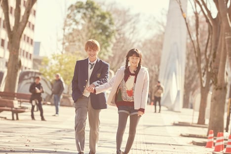 左から吉沢亮、桜井日奈子。