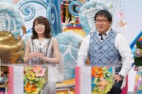 左から秋元真夏、カンニング竹山。 (c)フジテレビ