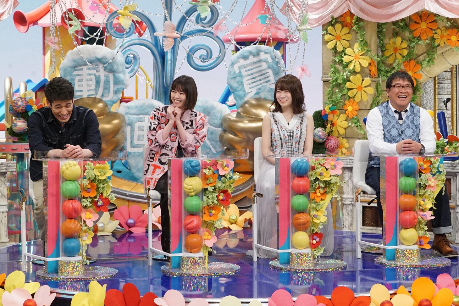 左から佐藤隆太、西野七瀬、秋元真夏、カンニング竹山。(c)フジテレビ