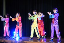 ももいろクローバーZと野原しんのすけ。