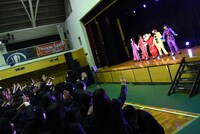 ももいろクローバーZと野原しんのすけによる「笑一笑 ～シャオイーシャオ！～」披露時の様子。