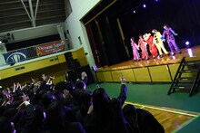 ももいろクローバーZと野原しんのすけによる「笑一笑 ～シャオイーシャオ！～」披露時の様子。