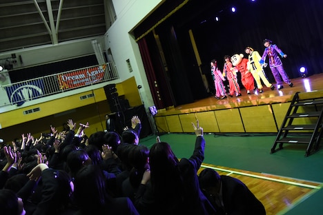 ももいろクローバーZと野原しんのすけによる「笑一笑 ～シャオイーシャオ！～」披露時の様子。