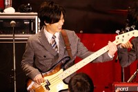 楢崎誠（B, Sax）（撮影：山川哲也）