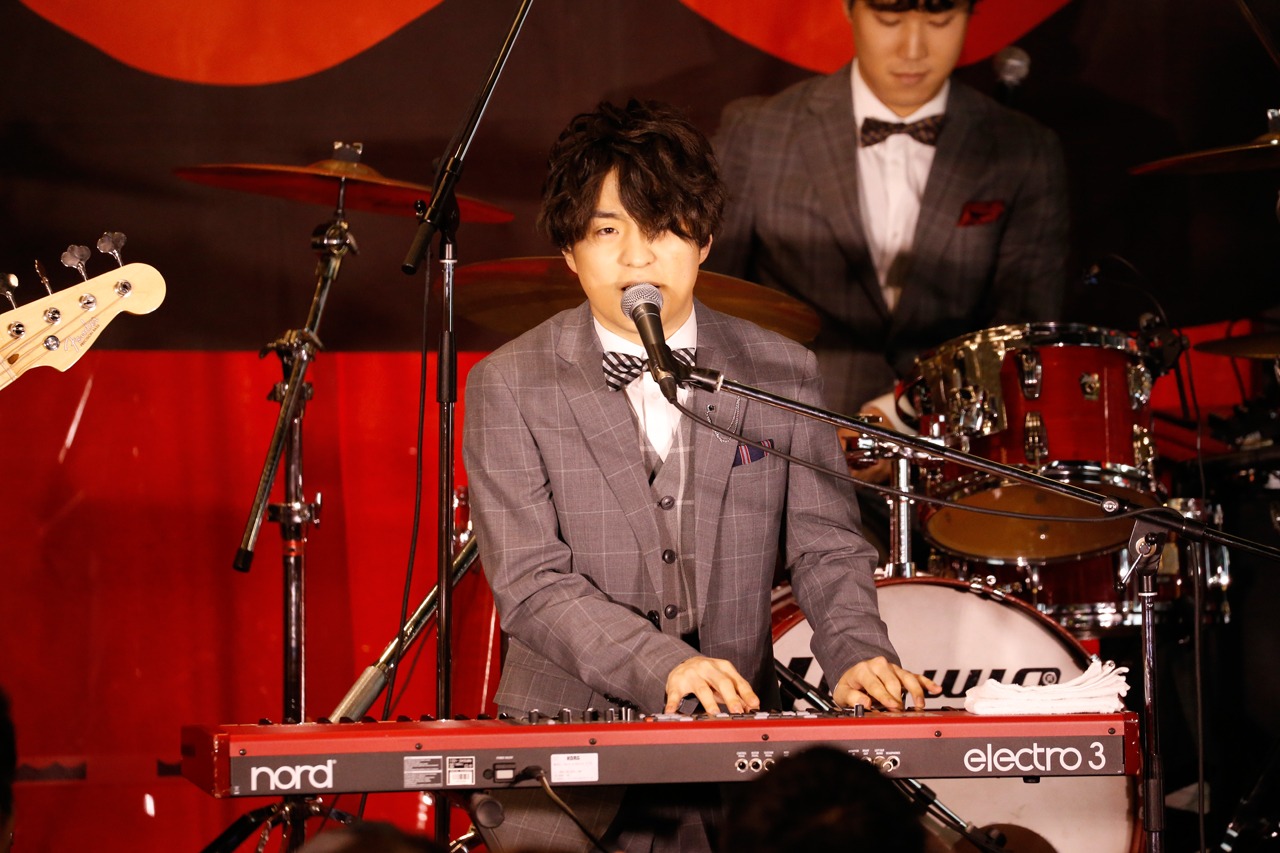 藤原聡（Vo, Piano）（撮影：山川哲也）