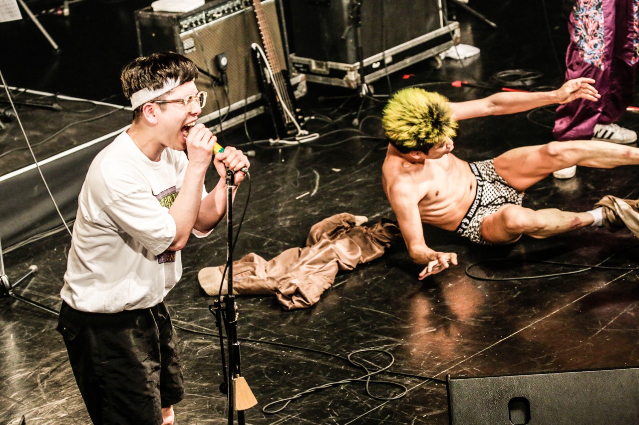 左から浜公氣（Dr, Per, Vo）、山ちゃん（Vo, B, Key）。