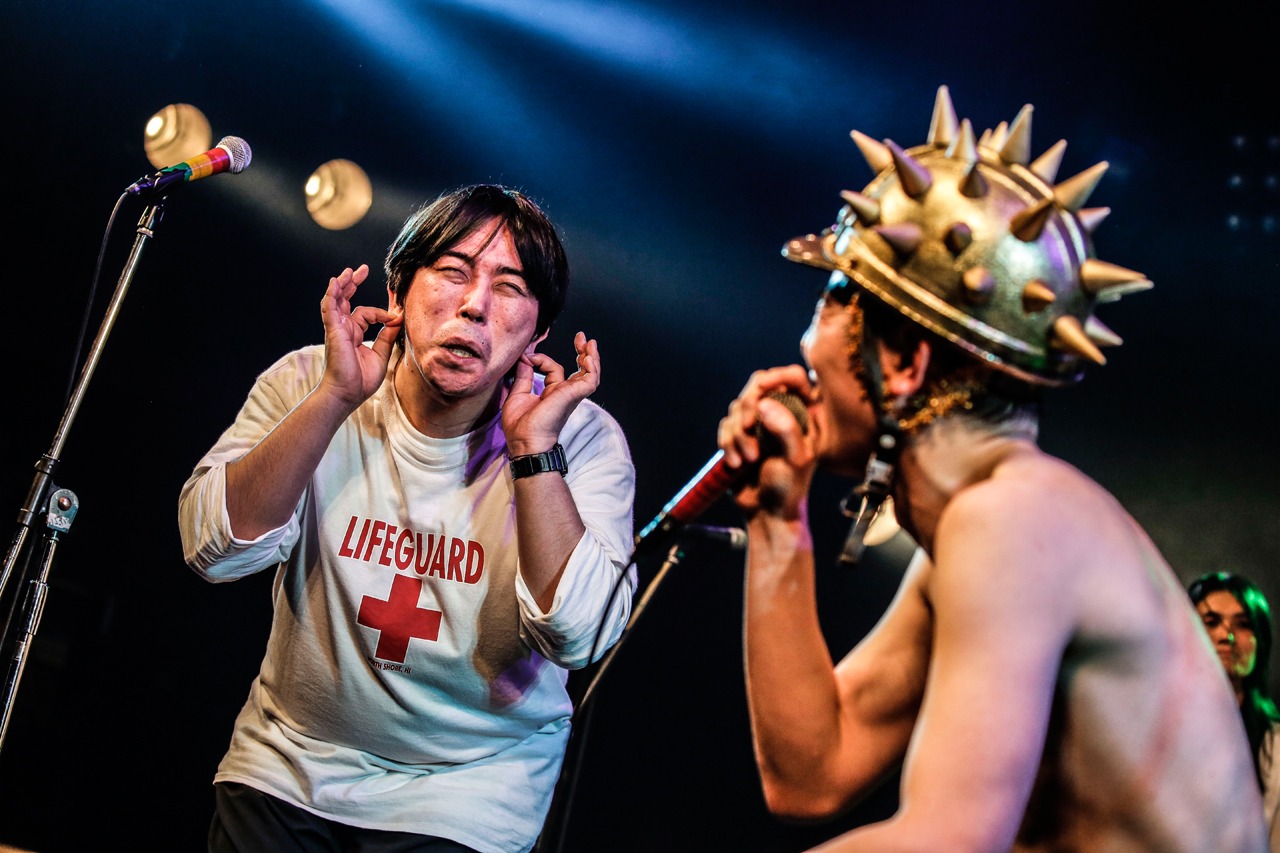 左から先輩（Vo, Key）、ワトソン（Vo, Dr）。