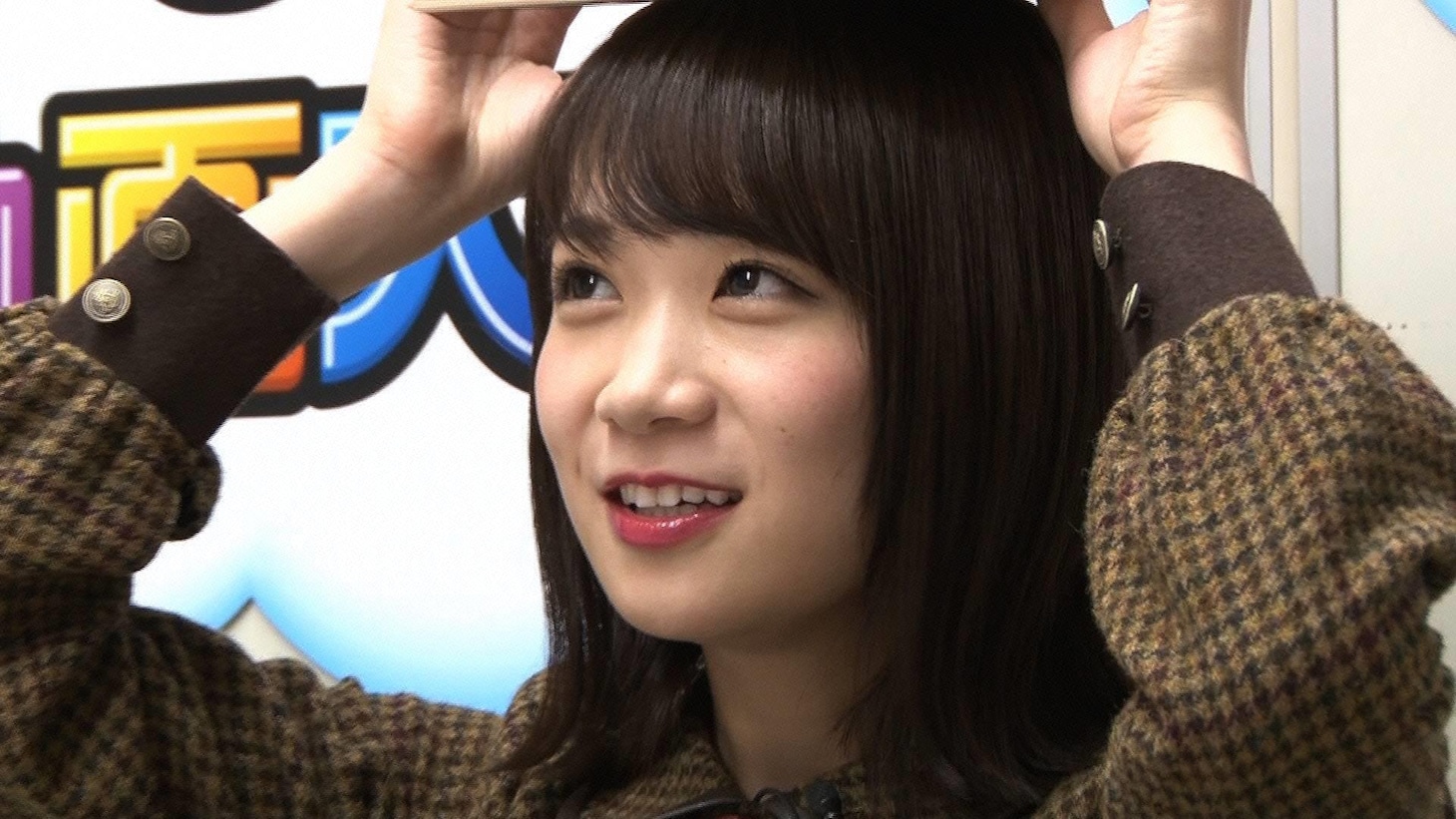 チャレンジ動画でカンニング竹山を激怒させる秋元真夏。(c)フジテレビ