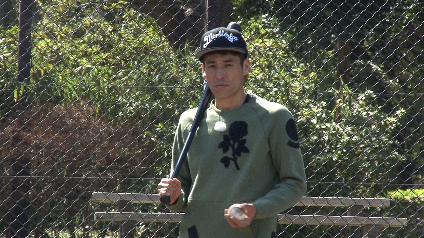 佐藤隆太は過去の「動画大賞」で成功させた野球のノックでのスゴ技に挑戦。(c)フジテレビ