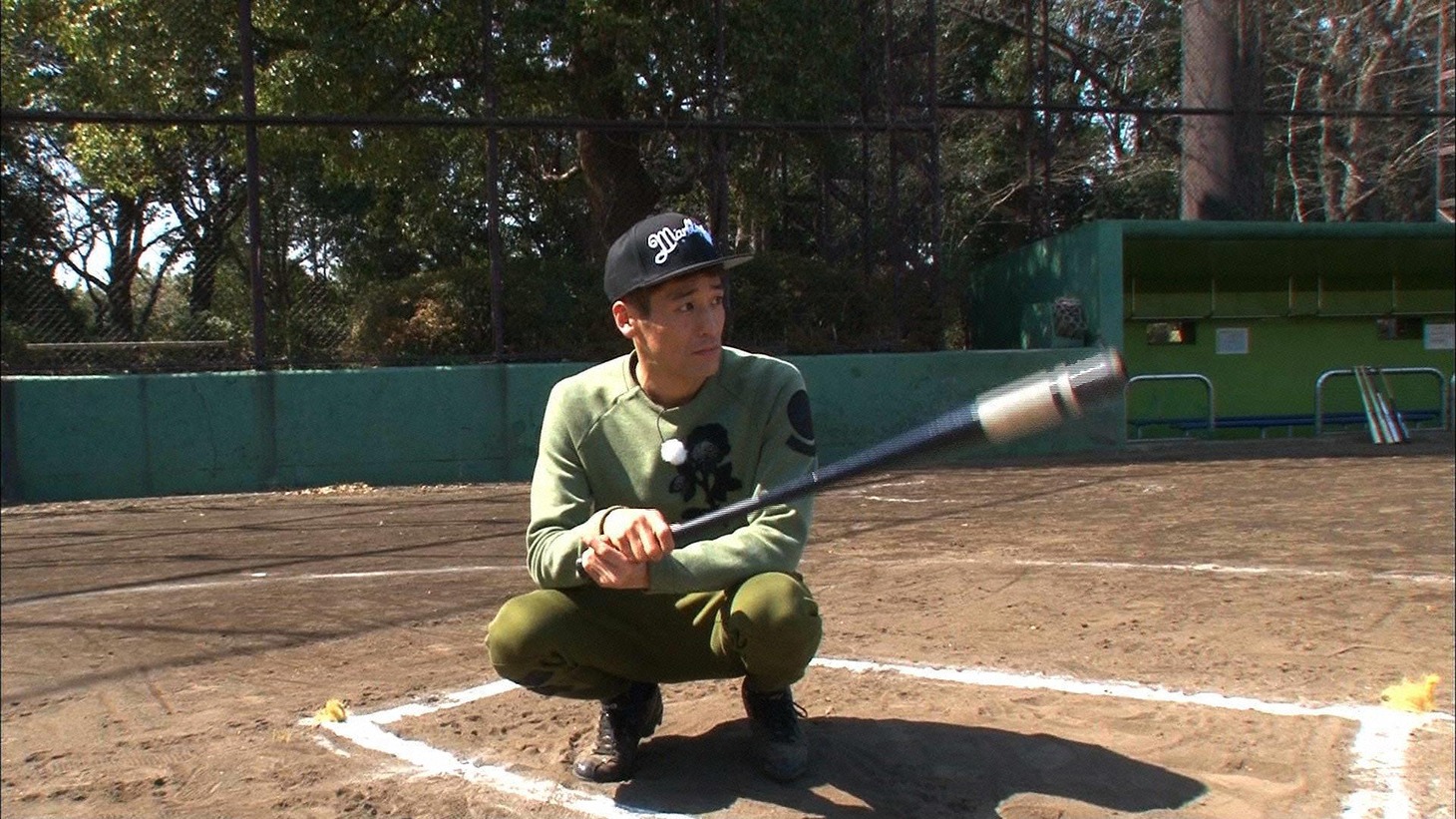 「マウンドに並ぶボウリングのピン10本をすべて倒す」チャレンジに挑む佐藤隆太。(c)フジテレビ