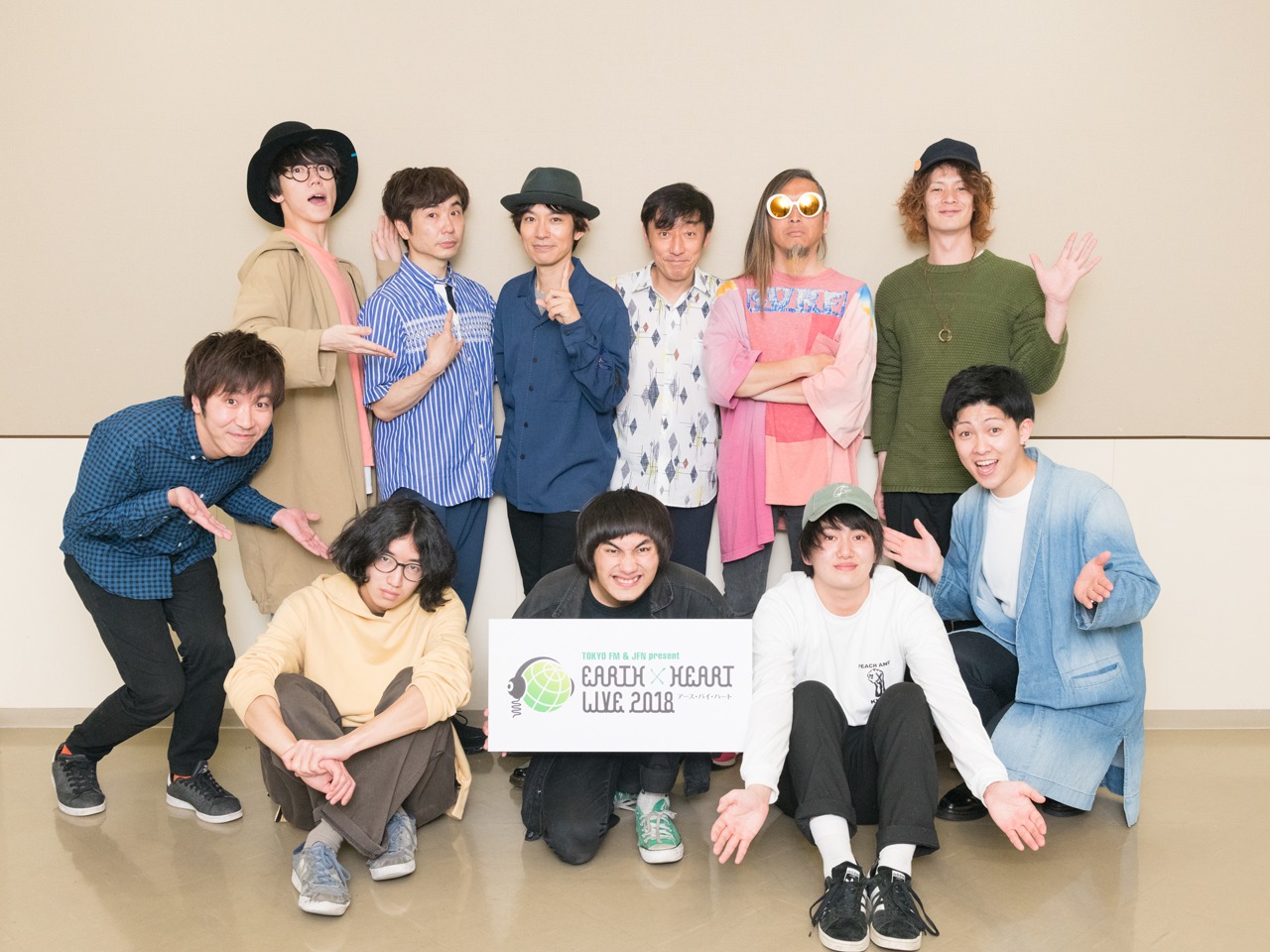 スピッツ、sumika、SUNNY CAR WASHの集合写真。