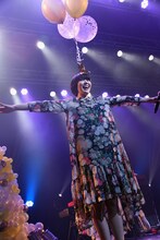 頭にバルーンを乗せるMegu。