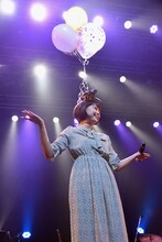 頭にバルーンを乗せるKaede。